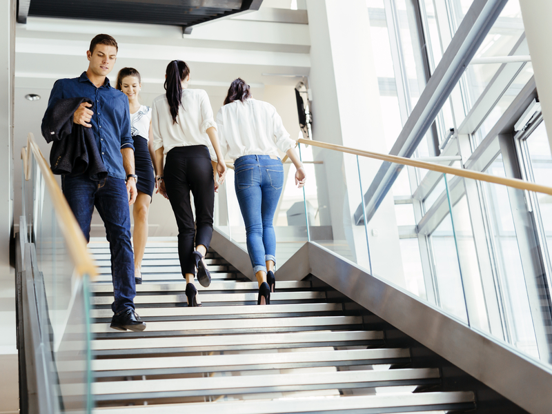 des travailleurs montent et descendrent un escalier