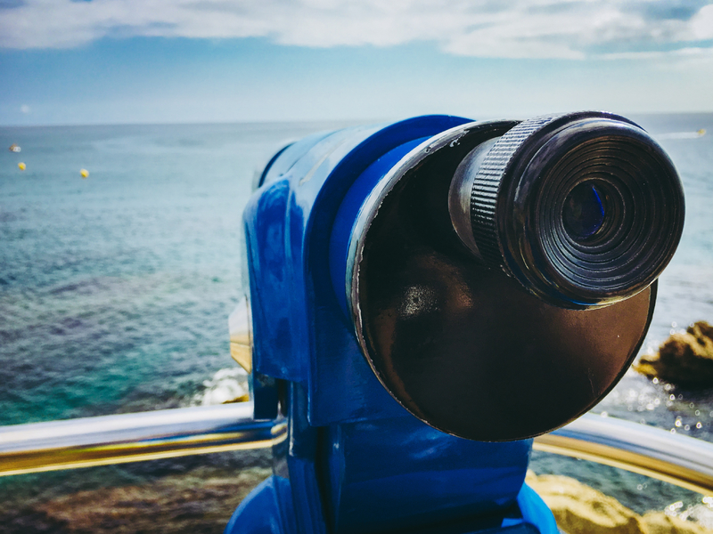 Un téléscope devant la mer