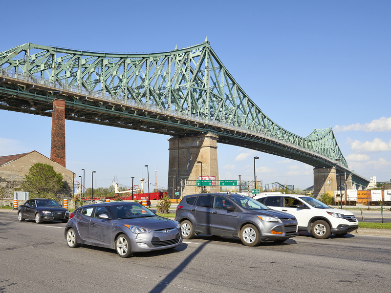 Circulation sous le pont Jacques-Cartier à Montréal