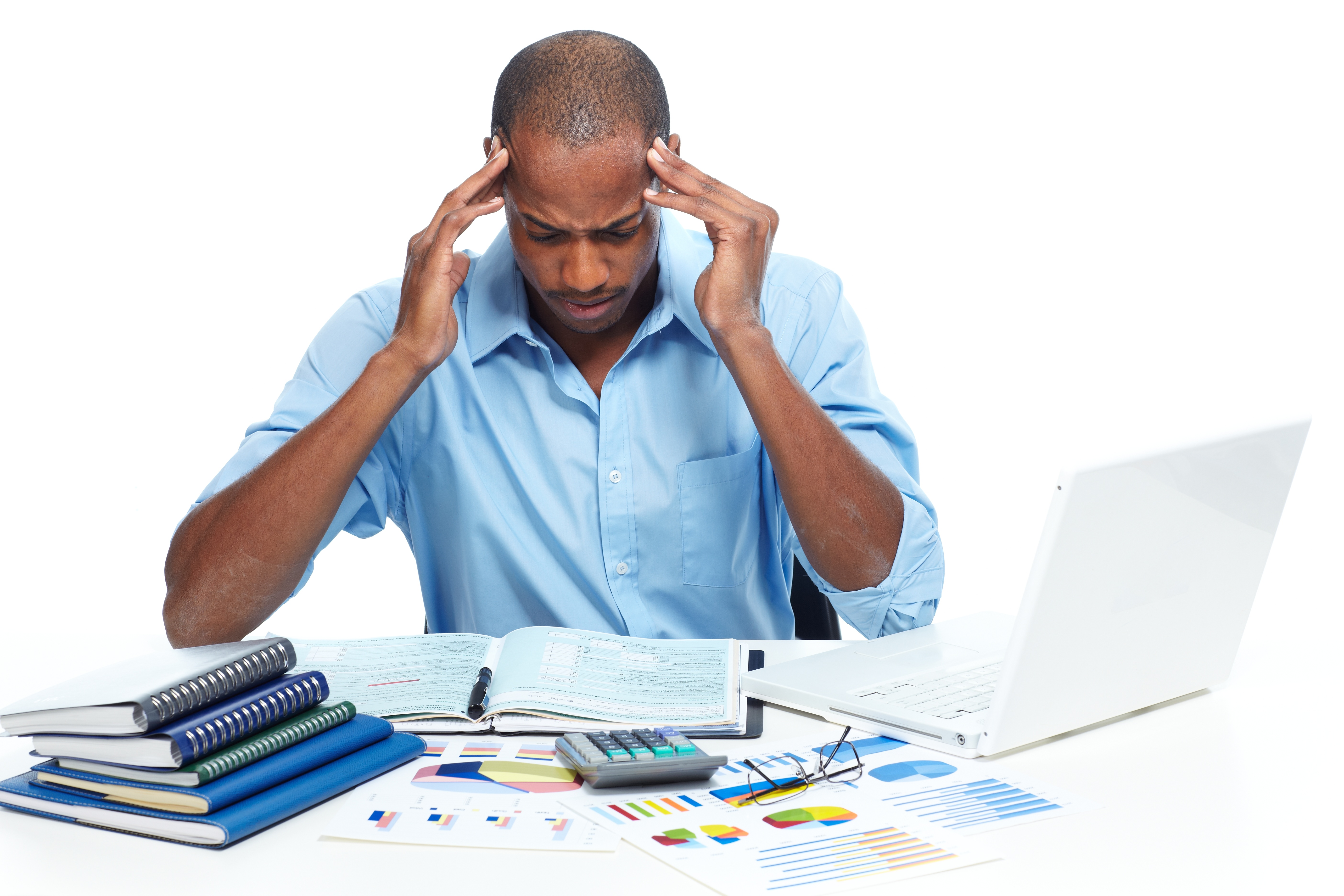 Homme au bureau a mal de tête