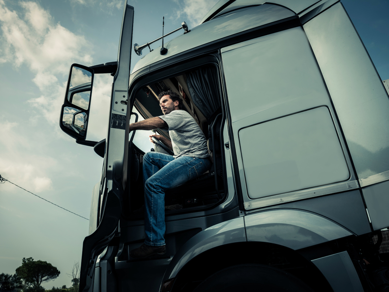 Camionneur descend de son camion