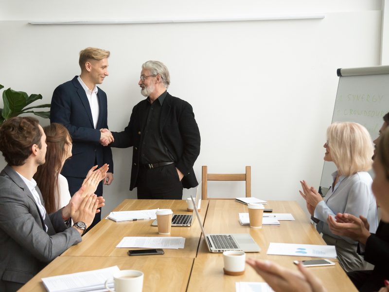 Gestionnaire félicite son employé