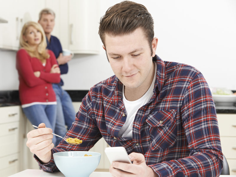 Adulte mange des céréales chez ses parents