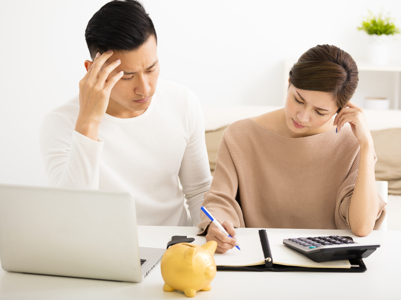 Un couple stressé par leurs finances