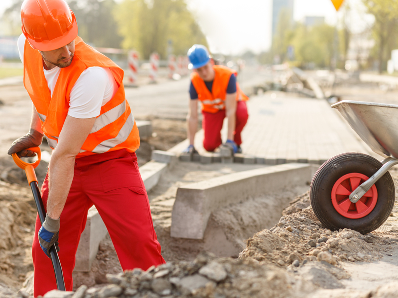 Deux travailleurs sur un chantier de construction