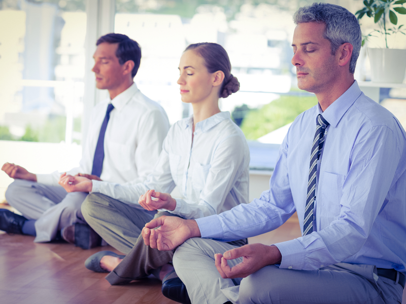 Des travailleurs font du yoga