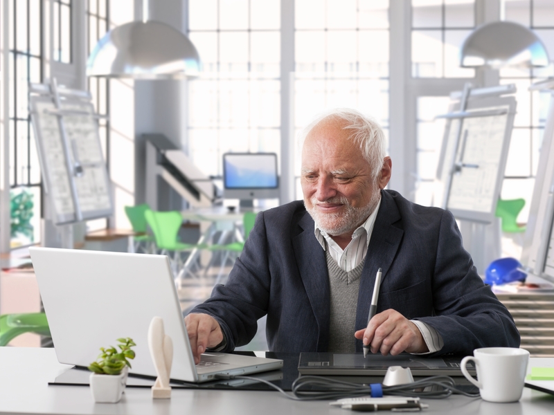 Homme âgé travaille sur son ordinateur