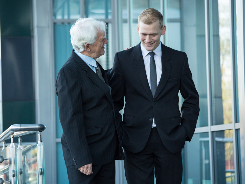 Un travailleurs senior discute avec un employé plus jeune