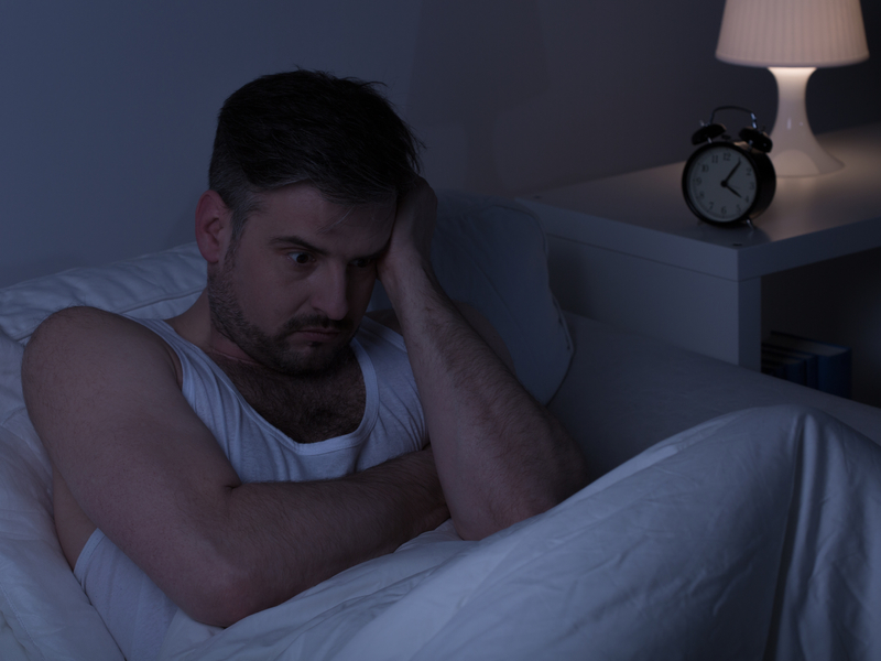 Homme stressé qui n'arrive pas à dormir