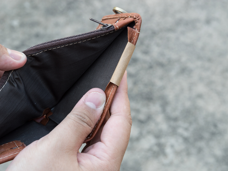 Homme ouvre un portefeuille vide