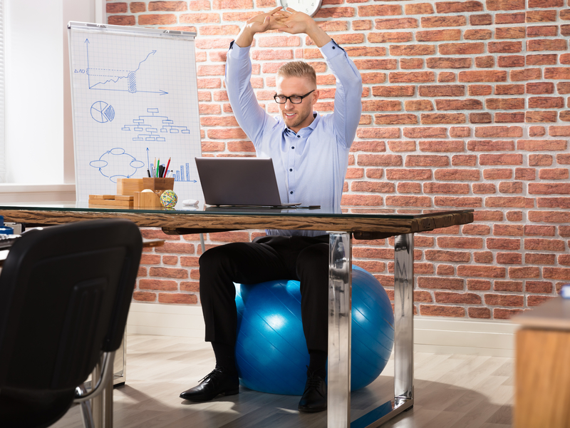 Homme fait de l'exercice au bureau