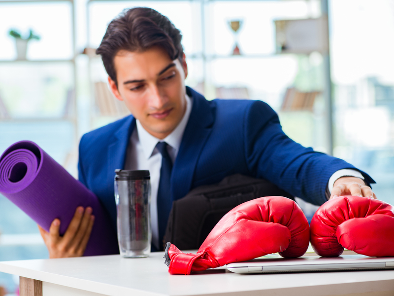 Homme d'affaires avec des gants de boxe