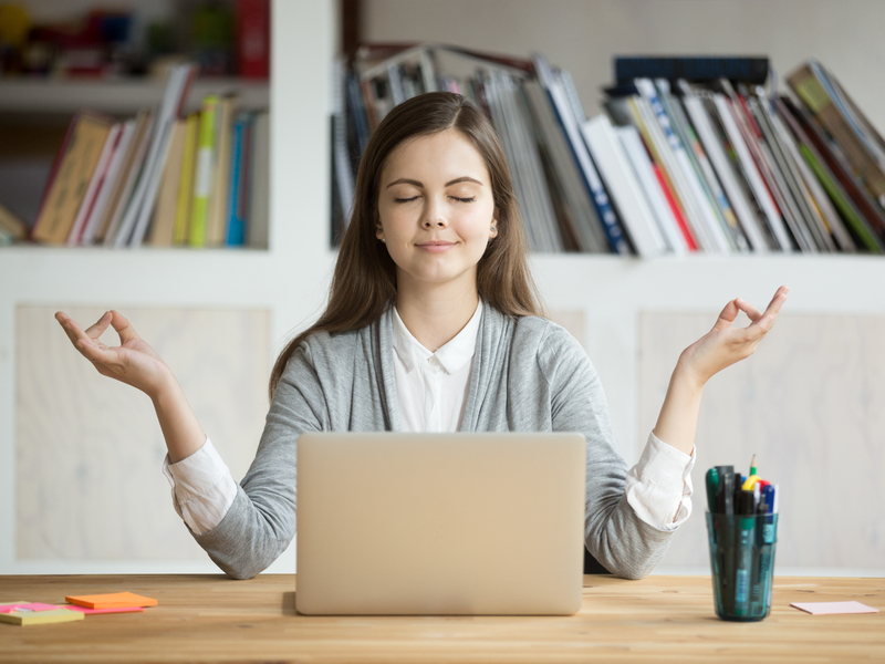 Femme zen devant son ordinateur