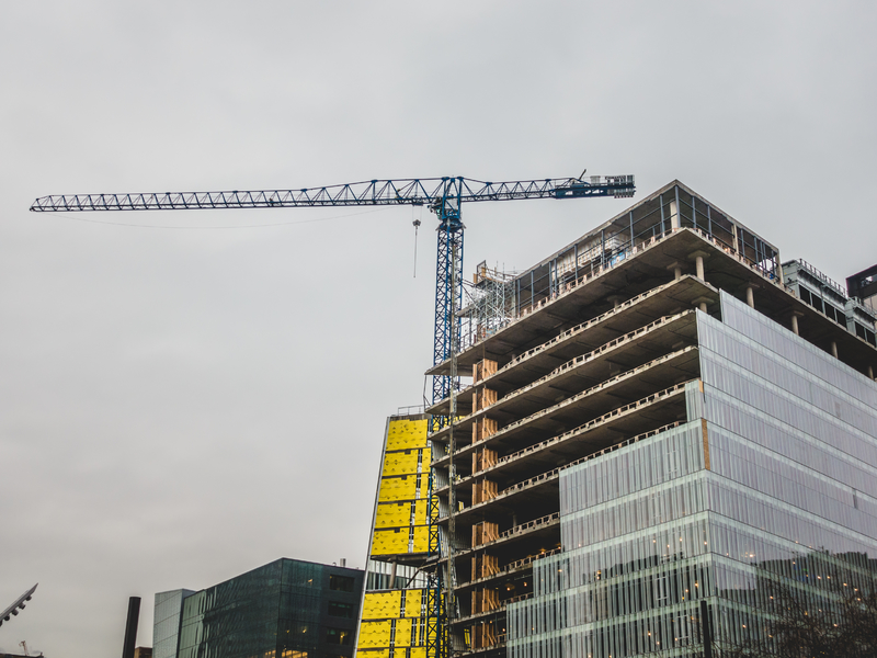 Grue et batiment en construction à Montréal