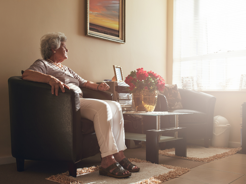 Femme âgée assise dans un fauteuil