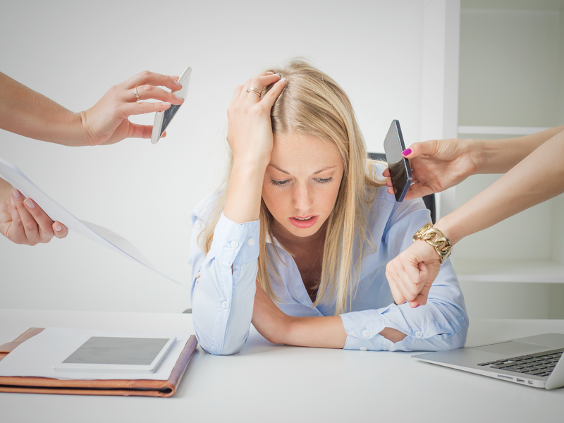 Jeune femme stressée au travail