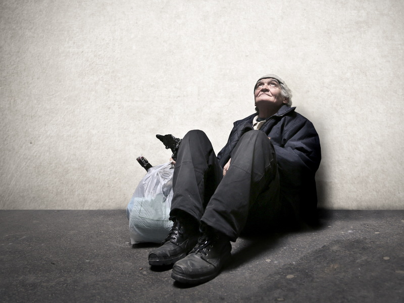 Personne âgée sans abris assise