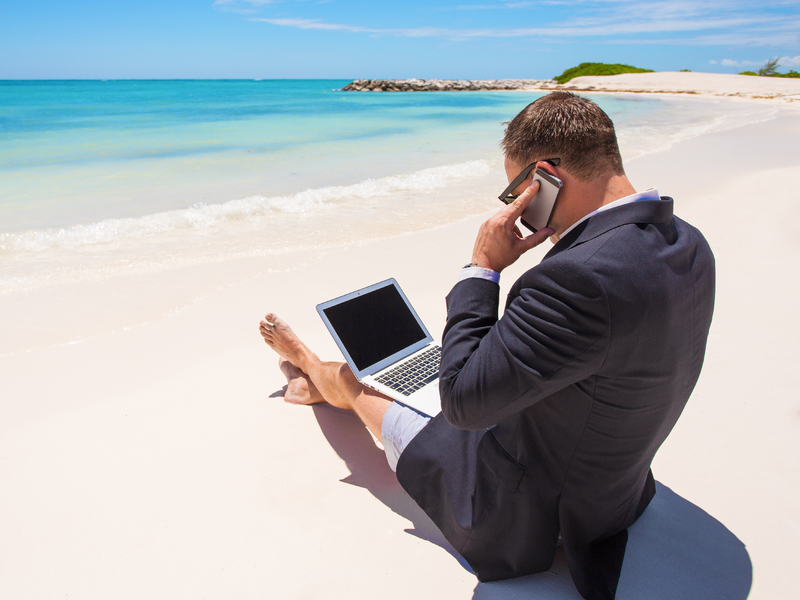 Homme en complet travaille sur la plage