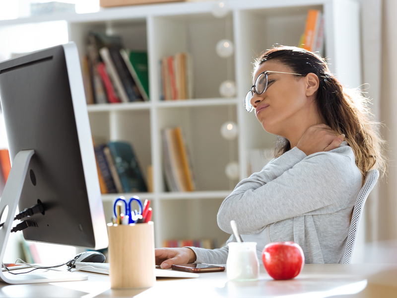 une employée devant son ordinateur