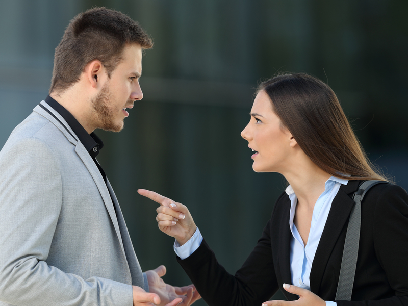 Un couple en train de discuter