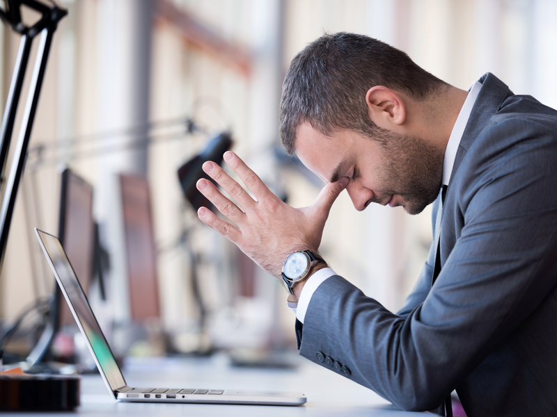 jeune employé fatigué devant son ordinateur