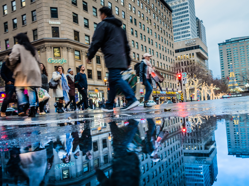 Homme marche sur la rue Sainte-Catherine à Montréal