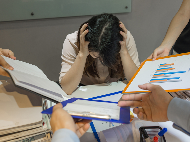 Femme professionnel débordée au travail