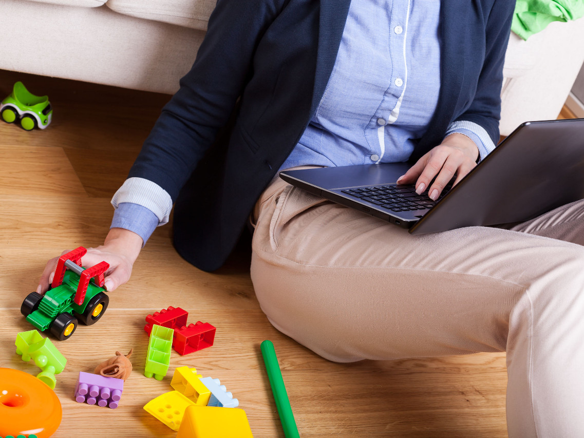 Une femme qui fait du télétravail joue avec des jouets