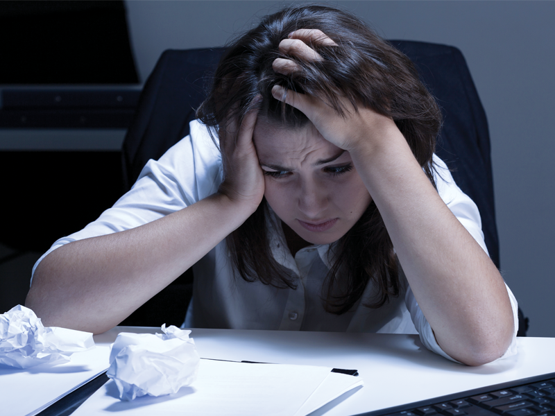 mage de femme avec trop de travail