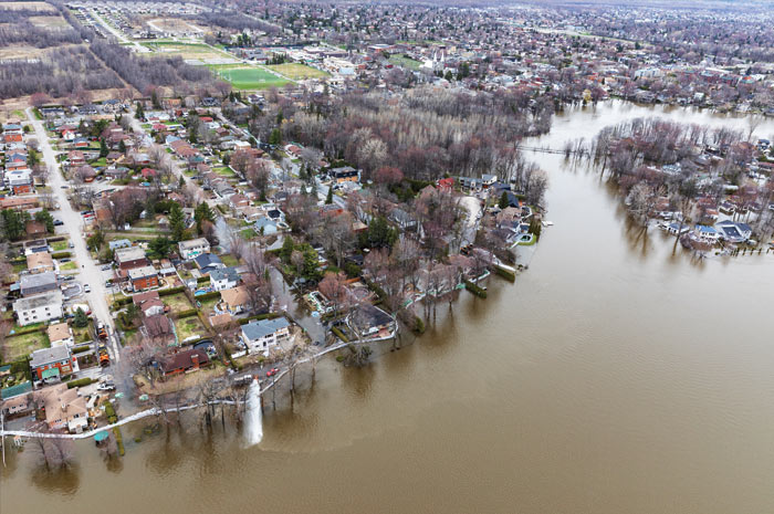 Inondation d'un quartier résidentiel vu du ciel.