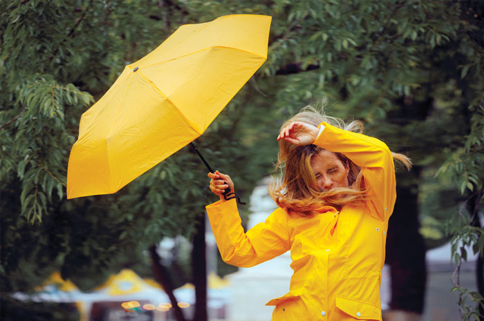 femme avec un parapluie