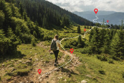Femme marchant sur un sentier de montagne verdoyant